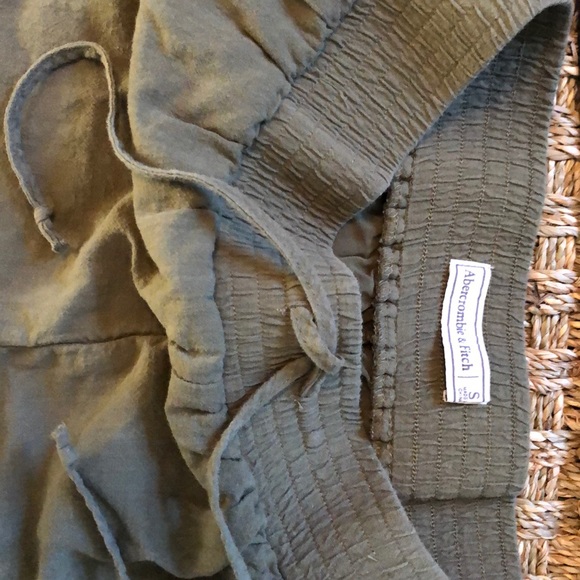Abercrombie shorts with Abercrombie belt - Picture 2 of 5